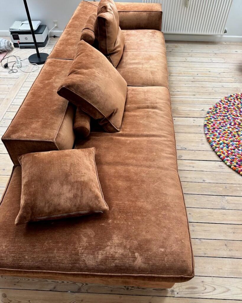 Brun sofa — før